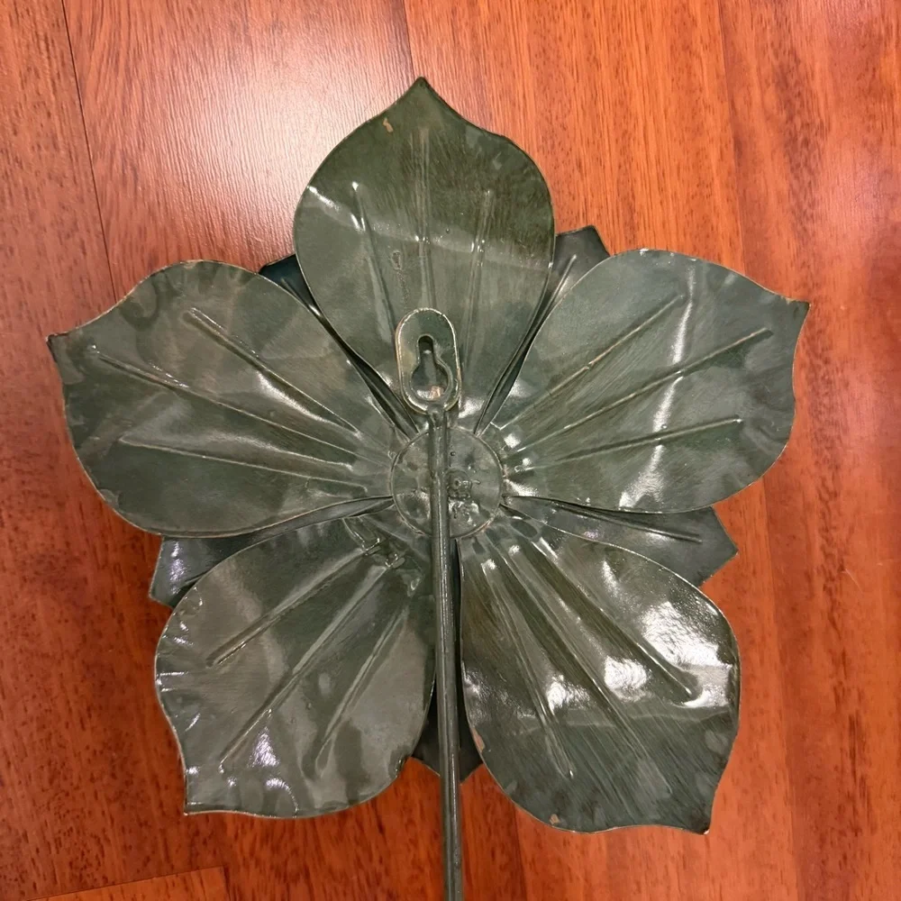 Flower shaped metal hooks